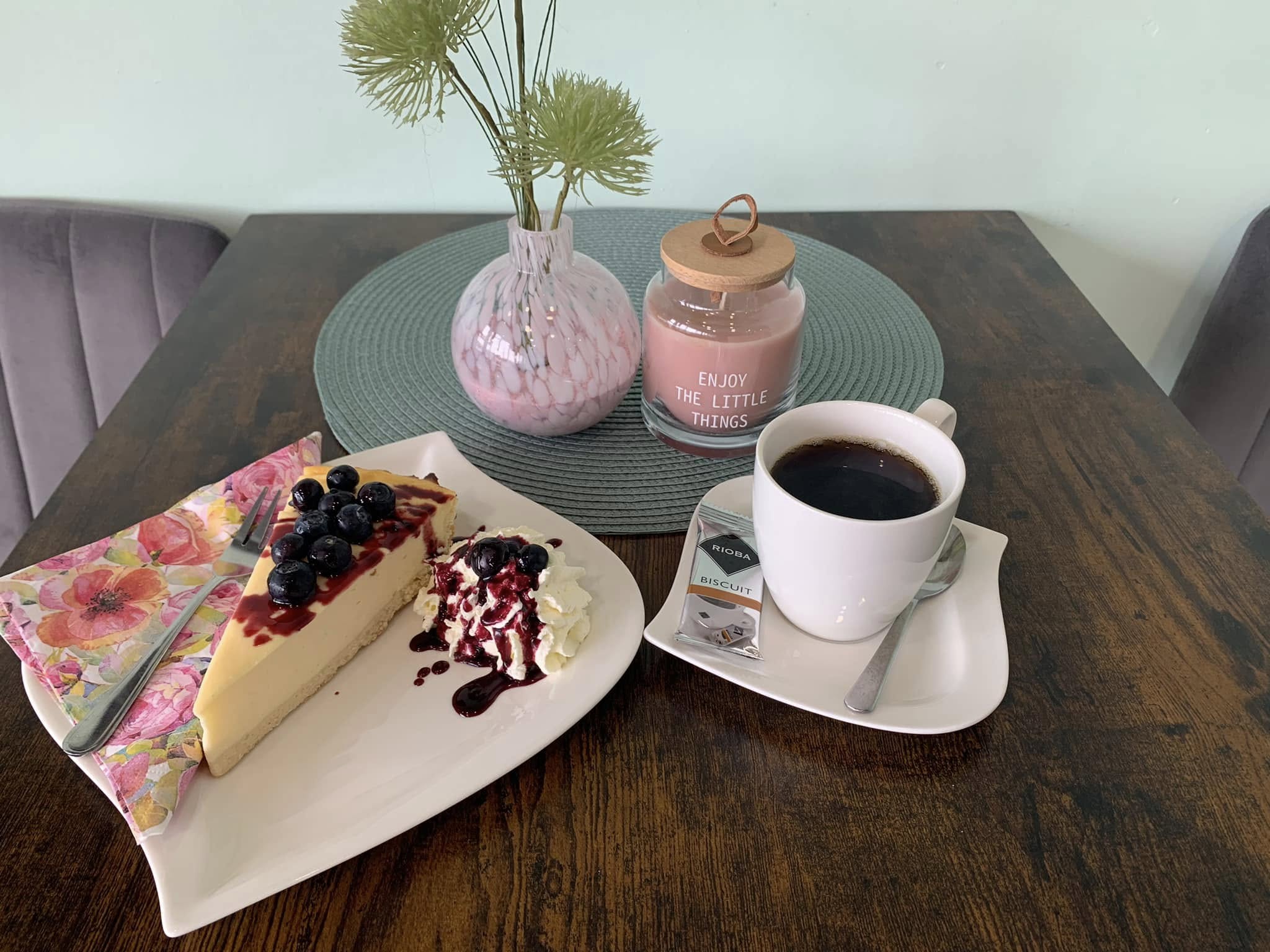Süße Auszeit Käsekuchen mit Sahne und Heidelbeeren
